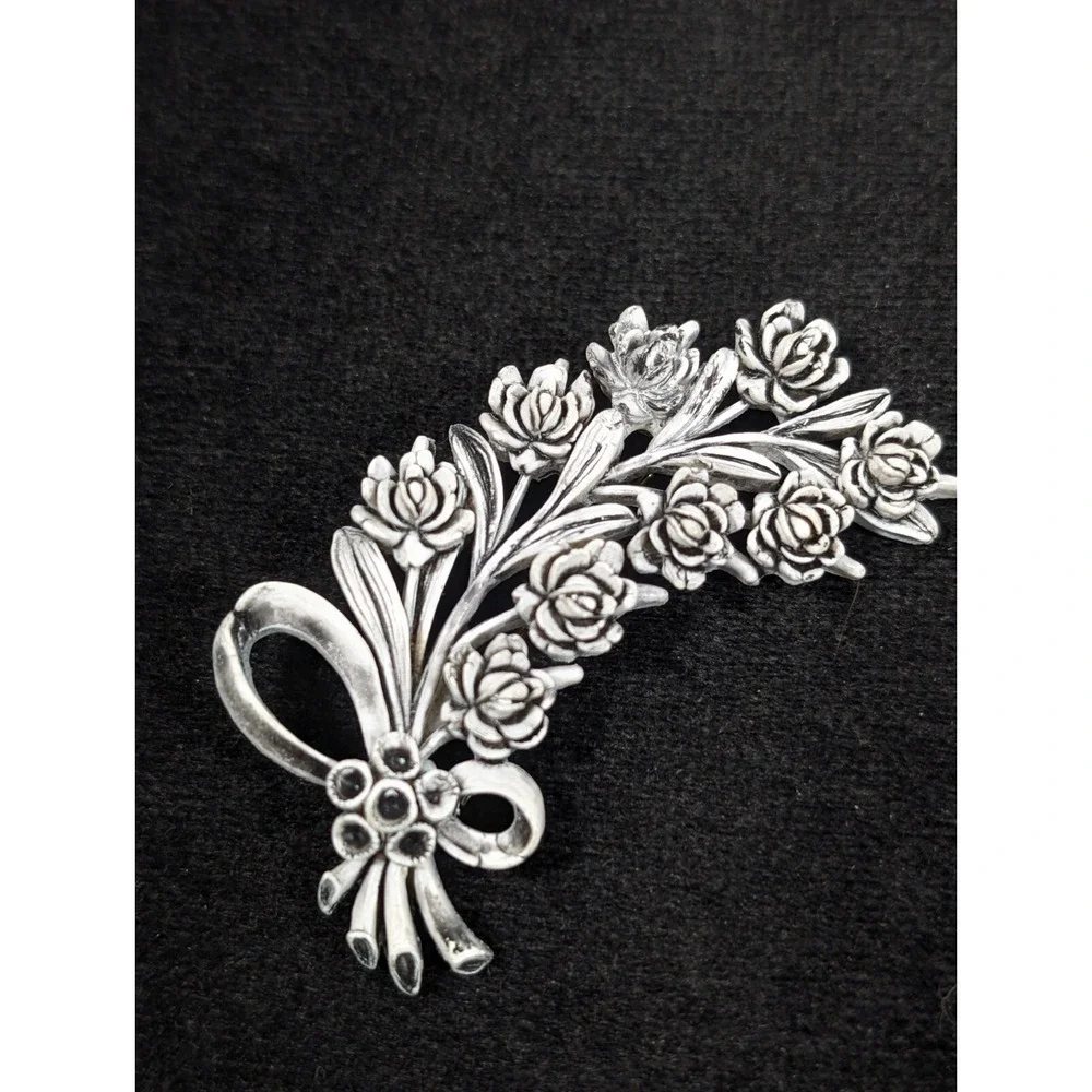 Vtg 1940s Carved Celluloid Lily of‎ the Valley Flower Bouquet Pin Brooch Cream